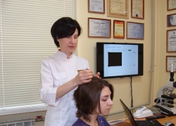 После беседы трихолог проводит тест на «вытягивание» волос и берёт несколько волос на анализ — трихоскопию.