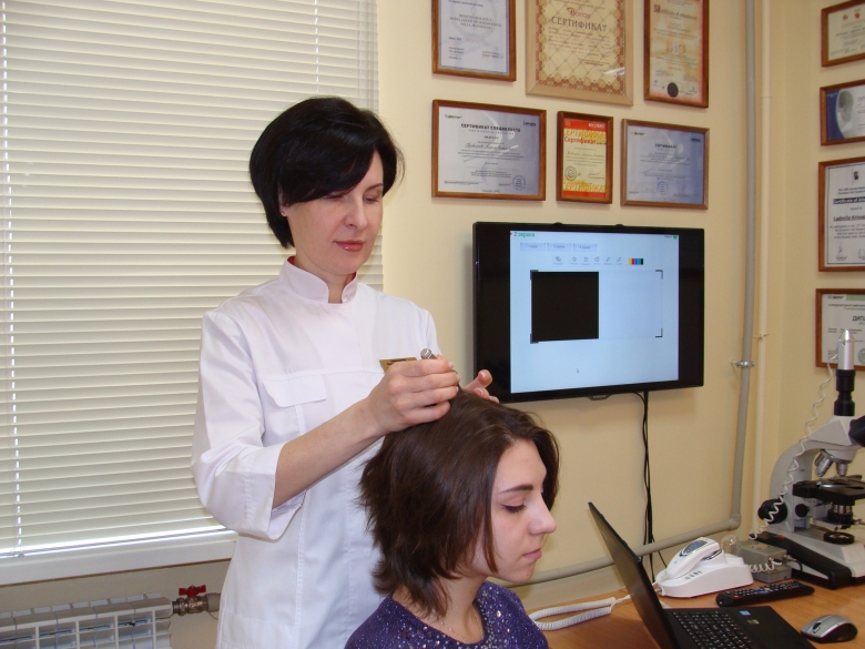После беседы трихолог проводит тест на «вытягивание» волос и берёт несколько волос на анализ — трихоскопию.